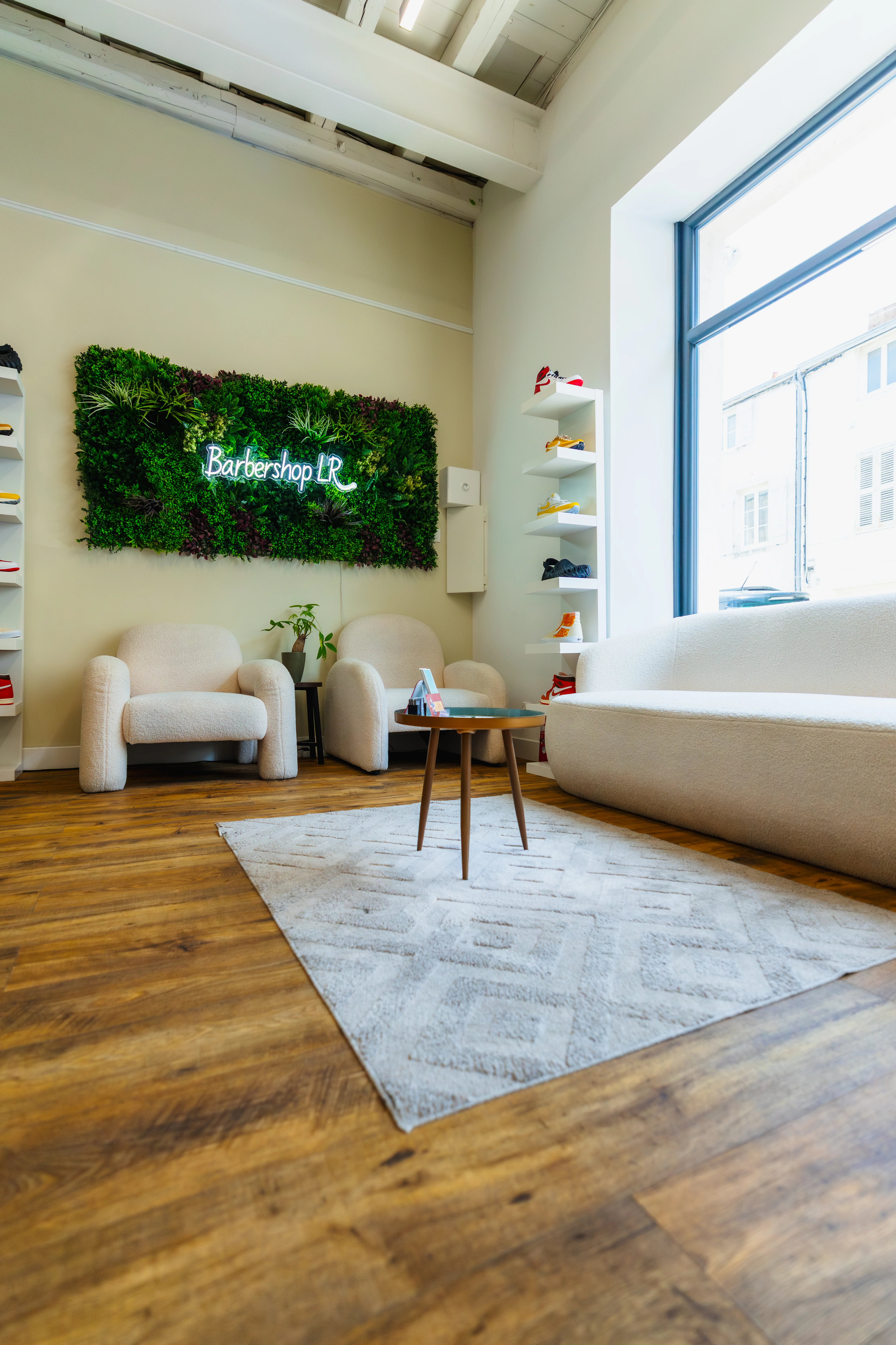 Espace lounge — canapé et néon